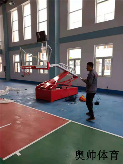 山東濟寧客戶定制室內電動液壓籃球架安裝完成